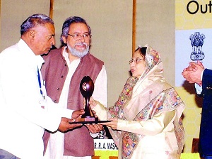 Mr. Bachubhai Savjibhai Thesia with Mrs. Pratibha Patil.jpg